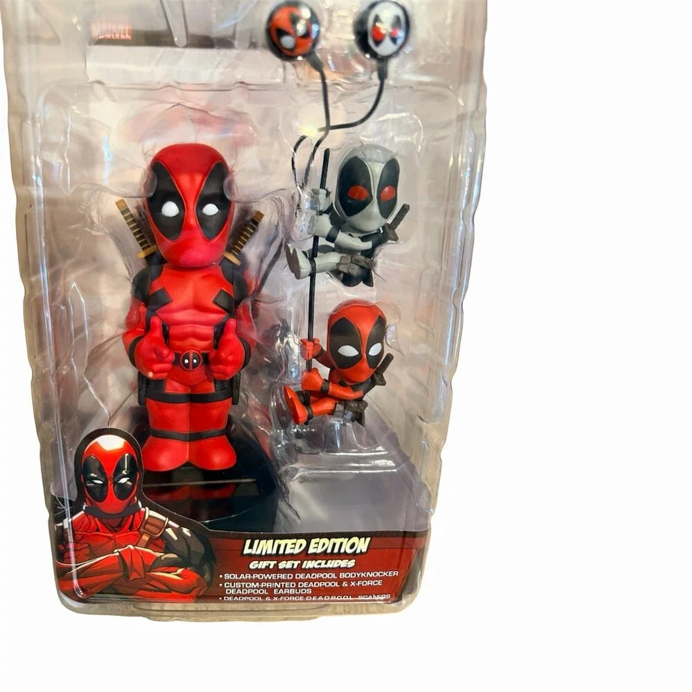 NECA Marvel Deadpool Limited Edition Gift Set Solar Body Knocker + Earbuds